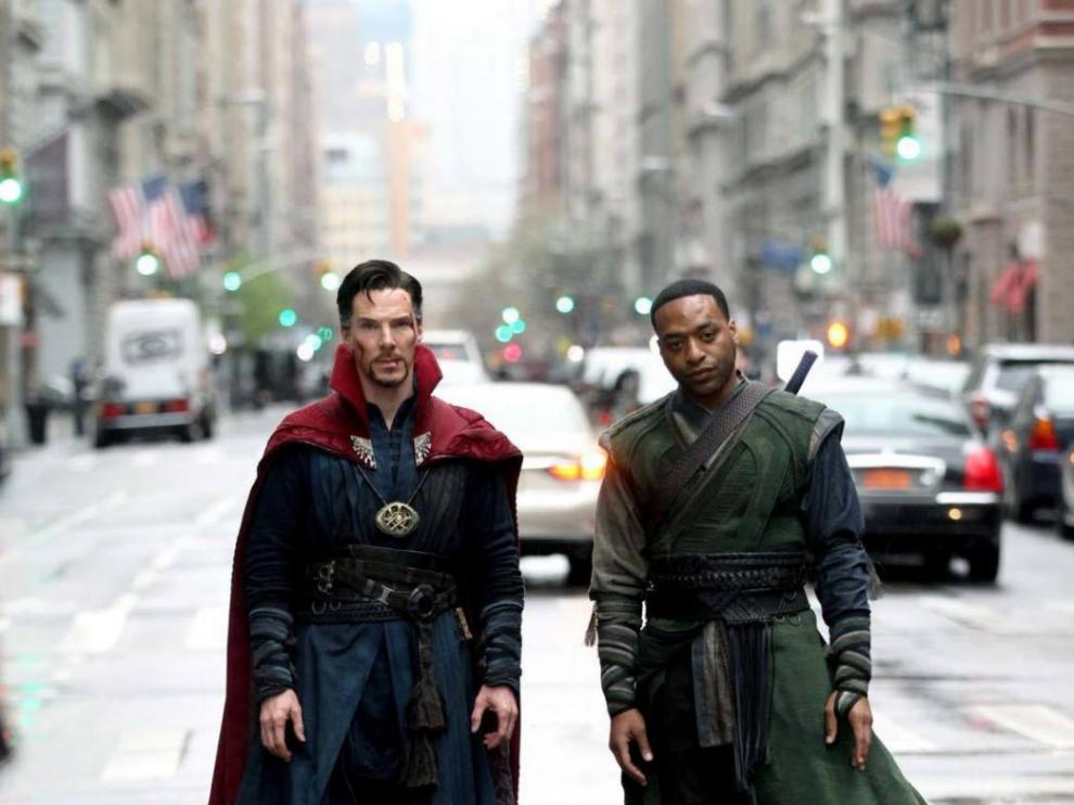 Benedict Cumberbatch y Chiwetel Ejiofor durante el rodaje de 'Doctor Strange'.