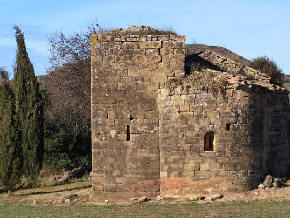 La ermita de Santa Lucía se sitúa a un par de kilómetros al sur de Ayerbe.