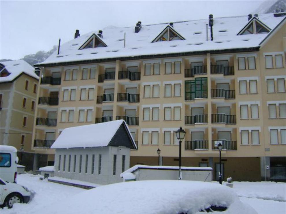 Fachada de la vivienda en venta en Canfranc.
