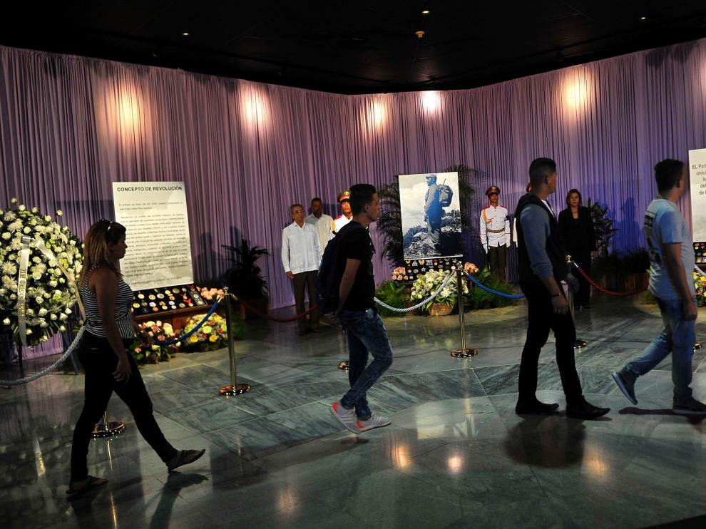 Los cubanos homenajean a Fidel en la Plaza de la Revolución