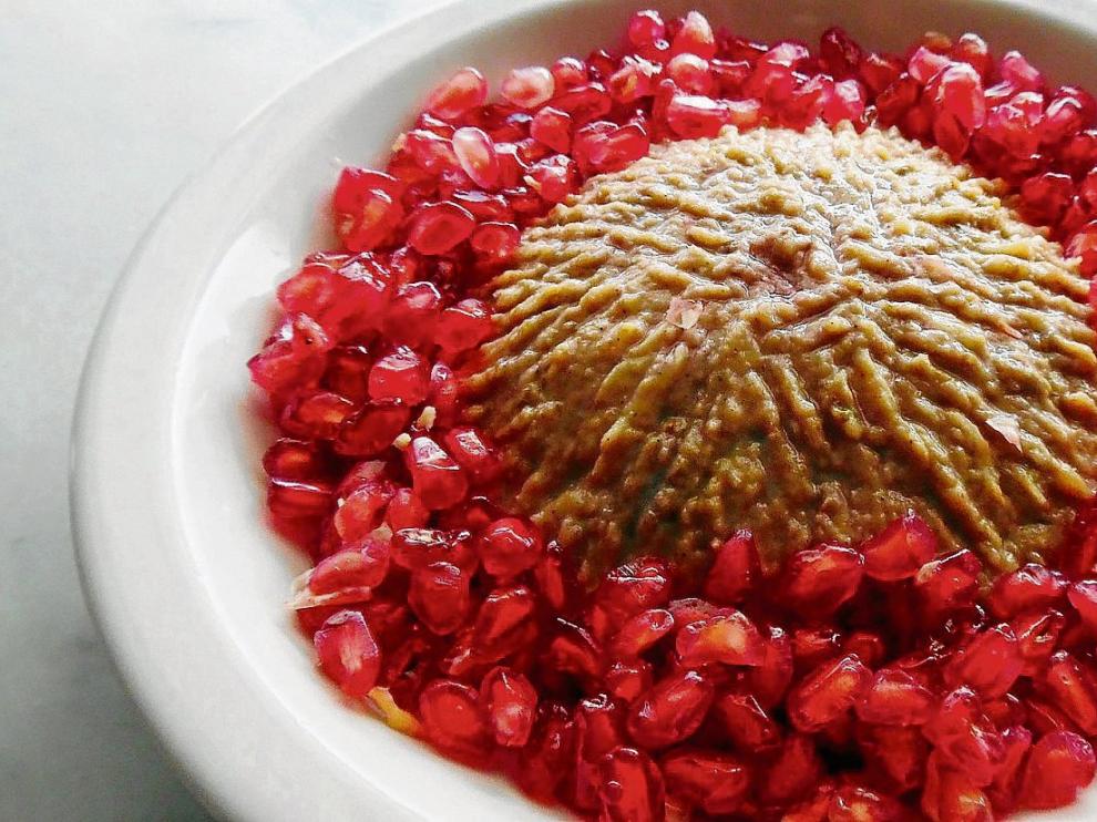 Un plato de origen asiático, el baba ganuj con granos de granada.