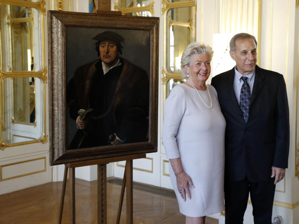 Henrietta Schubert y Christopher Bromberg posan junto al cuadro.