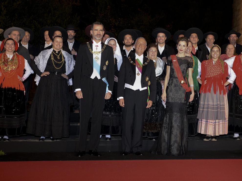 Los reyes, recibidos por el presidente portugués, Marcelo Rebelo de Sousa.