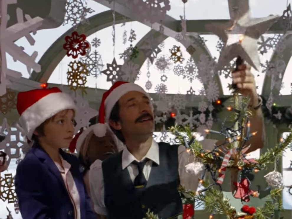 Escena del cortometraje navideño de Wes Anderson con Adrien Brody para H&M.