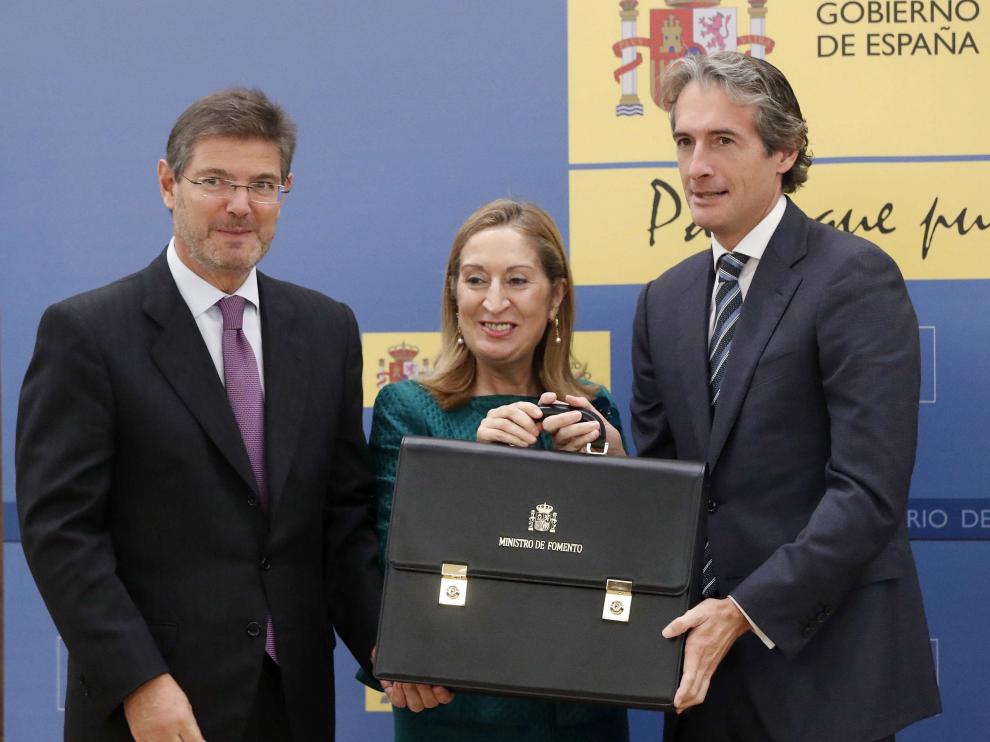 Íñigo de la Serna, y sus antecesores en el cargo, el ministro de Justicia, Rafaél Catalá y la presidenta del Congreso, Ana Pastor, durante el acto de su toma de posesión.