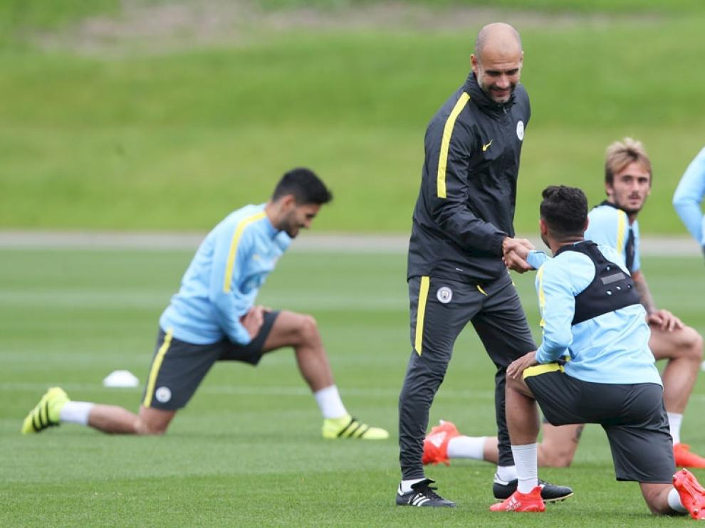 Pep Guardiola saluda a Paolo Fernandes en su primer día de entrenamiento con el City.
