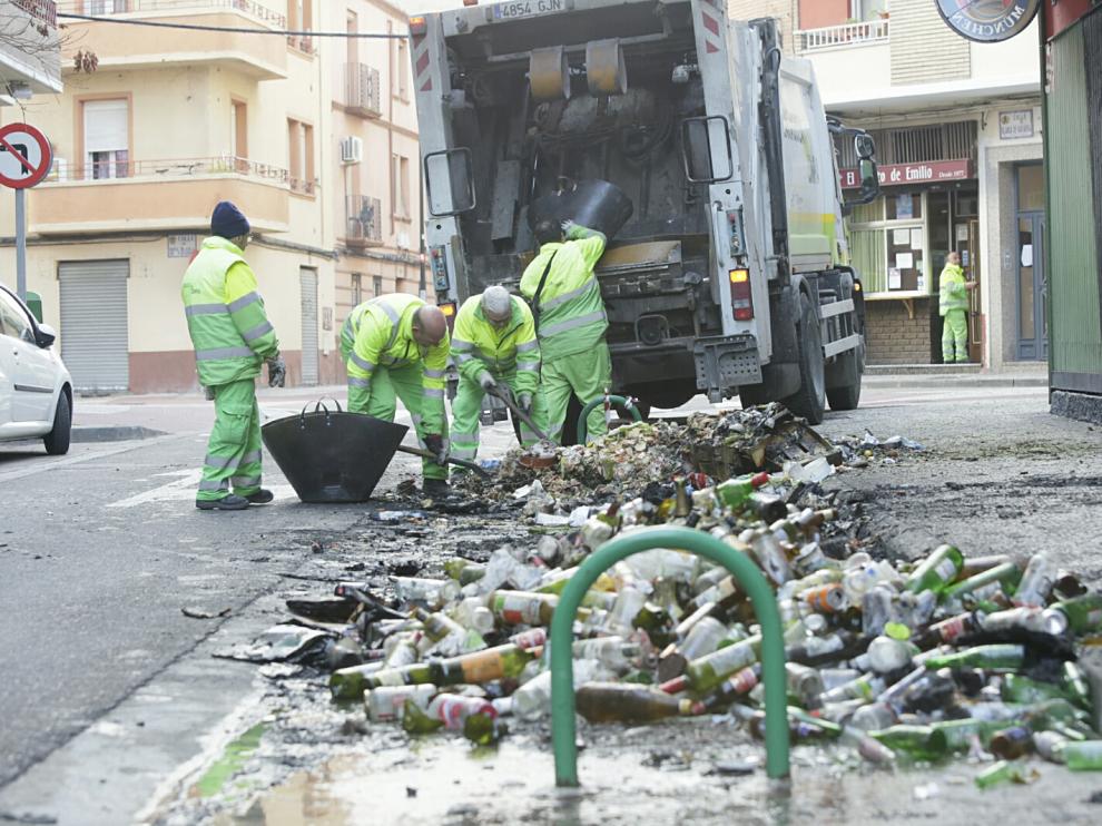 Arden cinco contenedores de madrugada y queman la fachada de un bar de Zaragoza