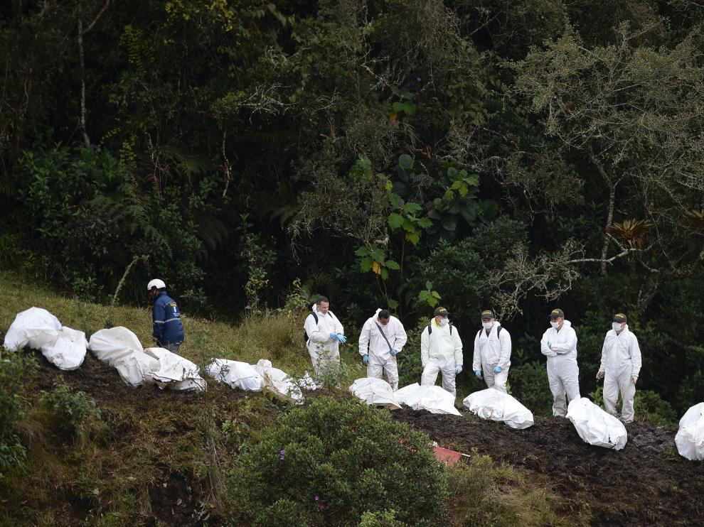 Rescate de los cadáveres tras el accidente aéreo en Colombia