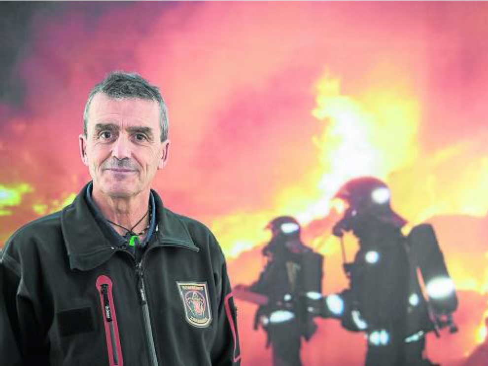 Carlos Gracia, delante de una de las imágenes que se reproducen en la exposición