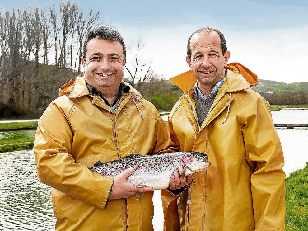 Laurent Villaeys, a la izquierda, y su socio, con una trucha Pirinea.