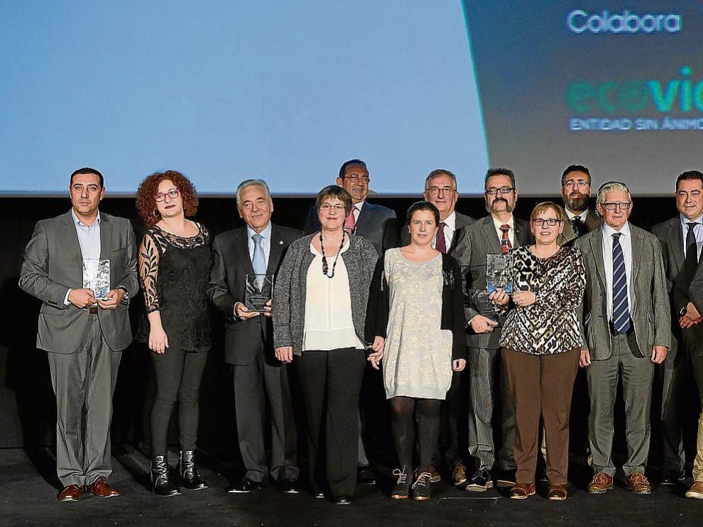 Foto final del grupo con los galardonados, organizadores y patrocinadores, al concluir la gala de entrega de los premios.