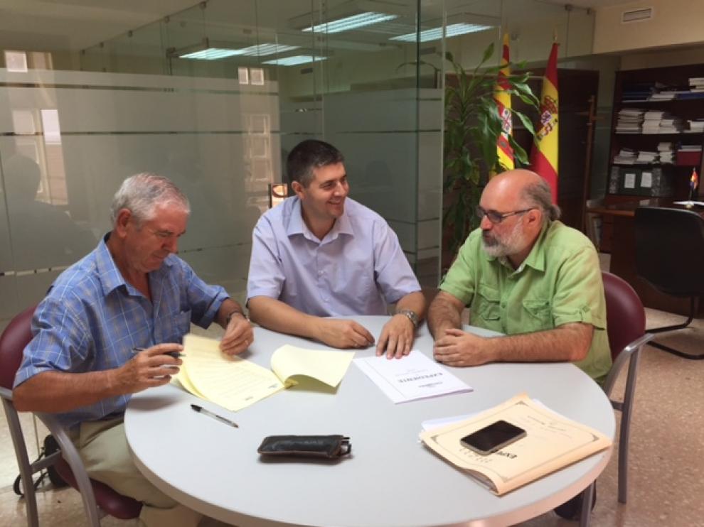 Representantes de Cehimo y el presidente del Cinca Medio, Miguel Aso, han suscrito el acuerdo.