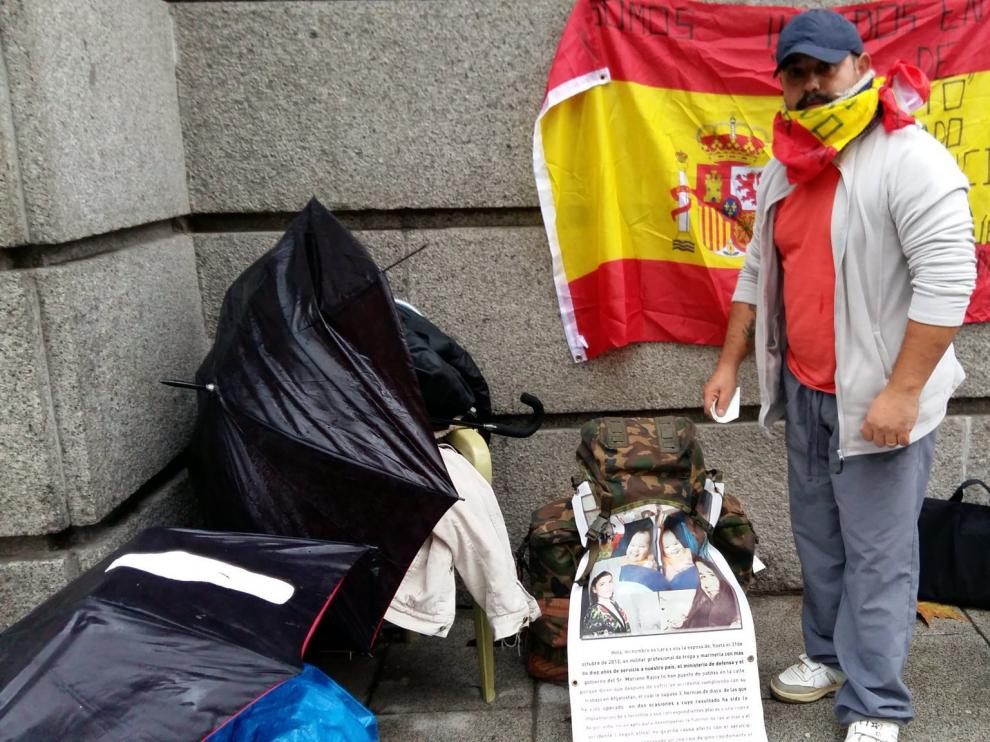 Andrés Merino, exsoldado, durante su huelga de hambre frente al Ministerio de Defensa.