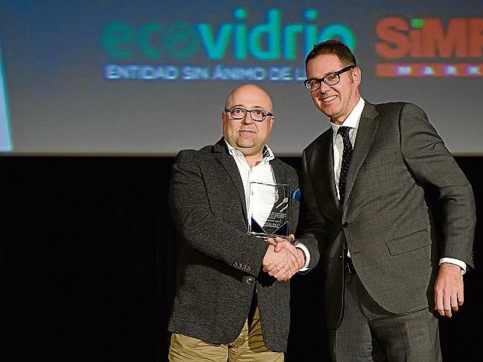 El cocinero recibió el premio de manos de Sergio Alarcón, director financiero de Mercazaragoza.