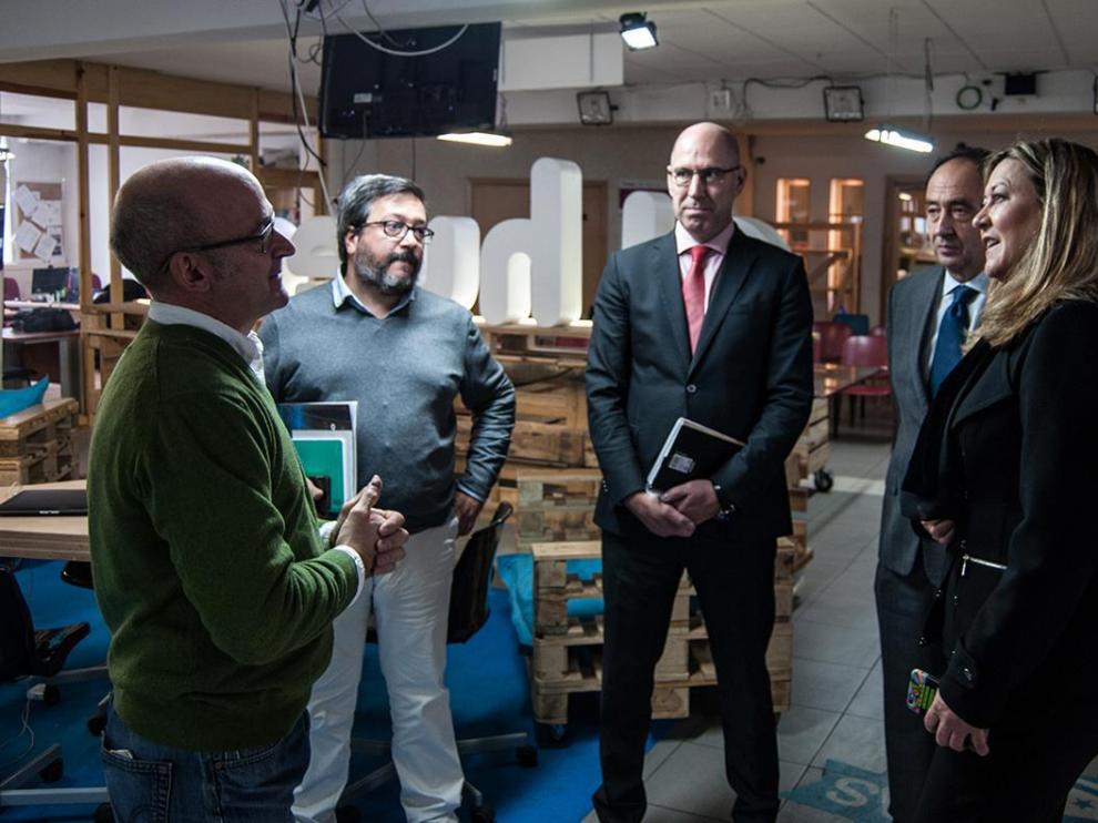 La consejera de Economía y Hacienda, Pilar del Olmo, a la derecha, en su visita al espacio de coworking El Hueco