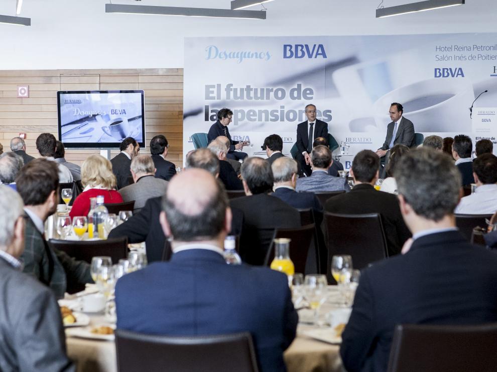 Los ponentes Luis Ferruz, catedrático de Economía de la Universidad de Zaragoza y Luis Vadillo, experto del BBVA y entre ellos el periodista, jefe de Economía de HERALDO, Javier Rueda.