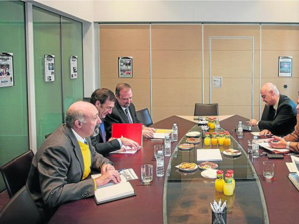 La mesa, moderada por Luis H. Menéndez, jefe de Economía de HERALDO a la dcha., en el centro