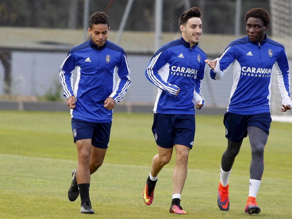 Dongou dialoga con Isaac en un entrenamiento
