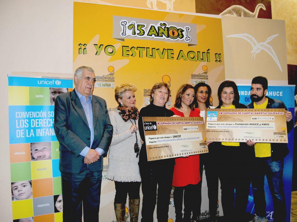 Entrega de los cheques solidarios en Dinópolis.