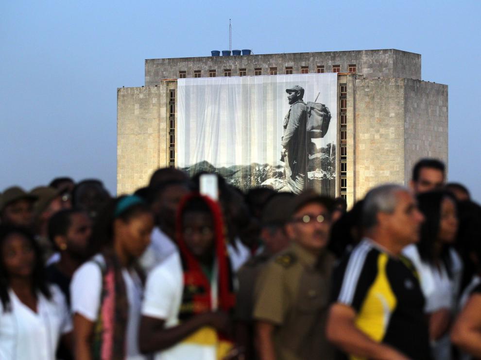 Miles de personas despiden a Fidel en la plaza de la Revolución en La Habana.