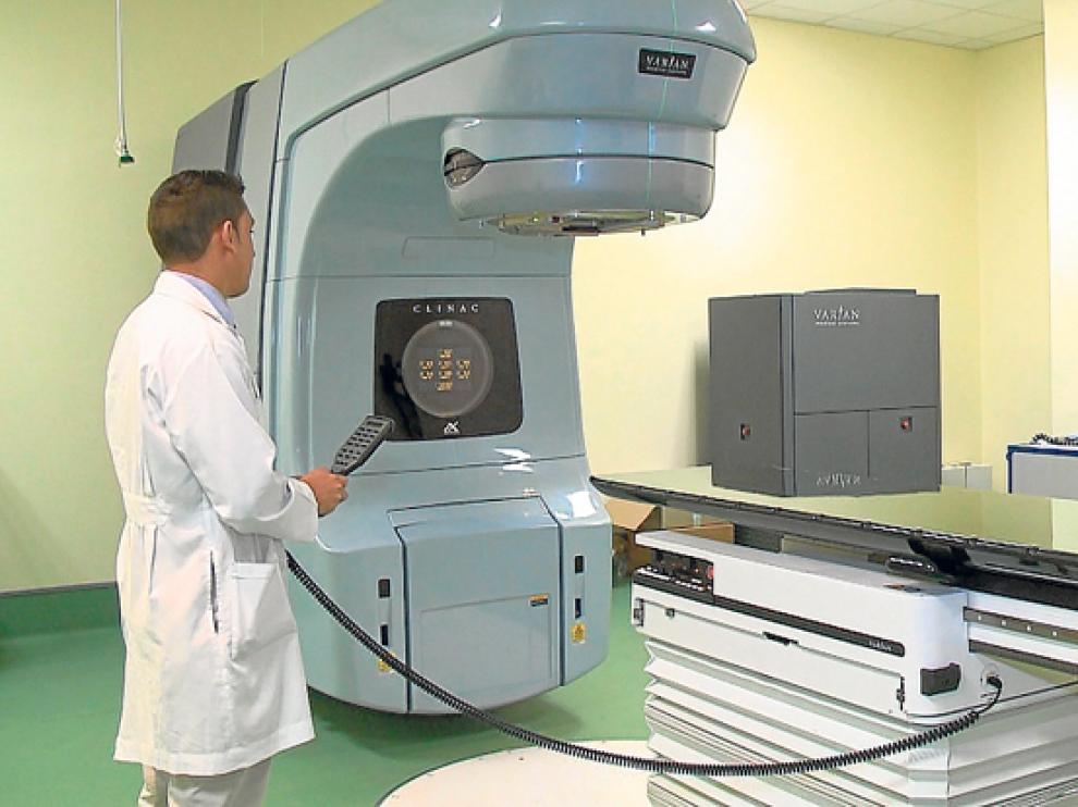 Un acelerador lineal para ofrecer el tratamiento de radioterapia.
