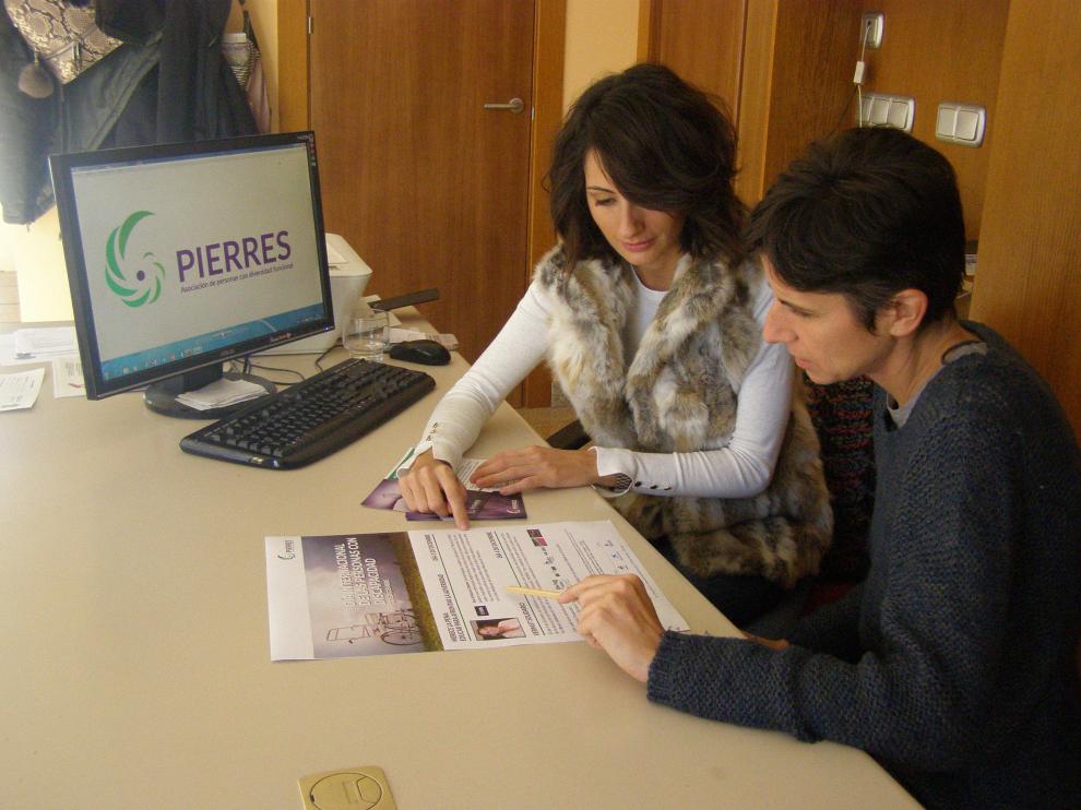 Miembros de la junta ultimando los detalles de los preparativos para esta jornada.