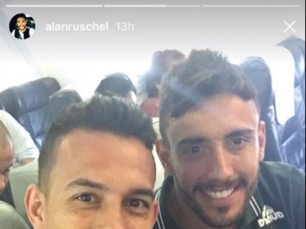 Alan Ruschel (derecha), junto a su compañero Danilo, en el avión accidentado.