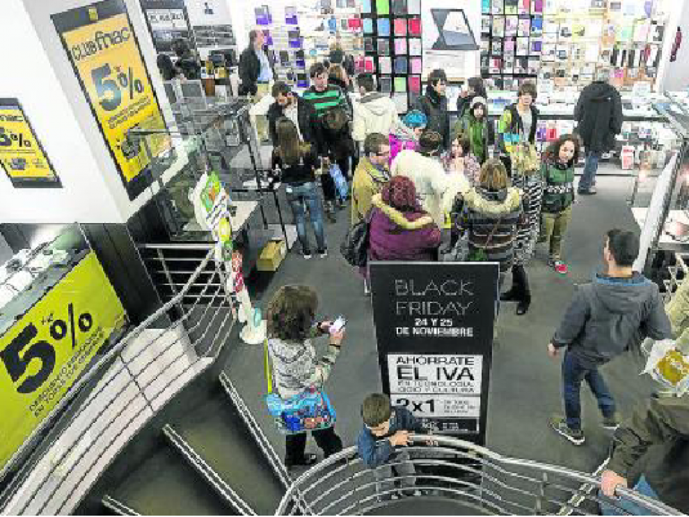 El viernes fue un día de gran afluencia de compradores en todas las tiendas. En la foto, la Fnac.