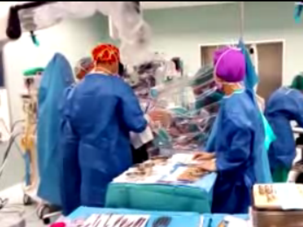 Imagen del vídeo de la intervención en el Servet a una paciente despierta y hablando para no dañar el área del lenguaje.