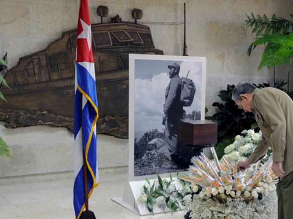 Raúl Castro rinde homenaje a su hermano fallecido, Fidel Castro.
