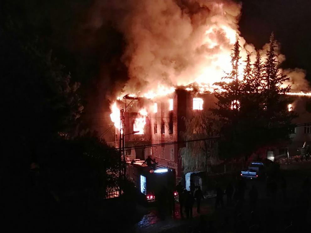 El fuego devoró la residencia estudiantil.