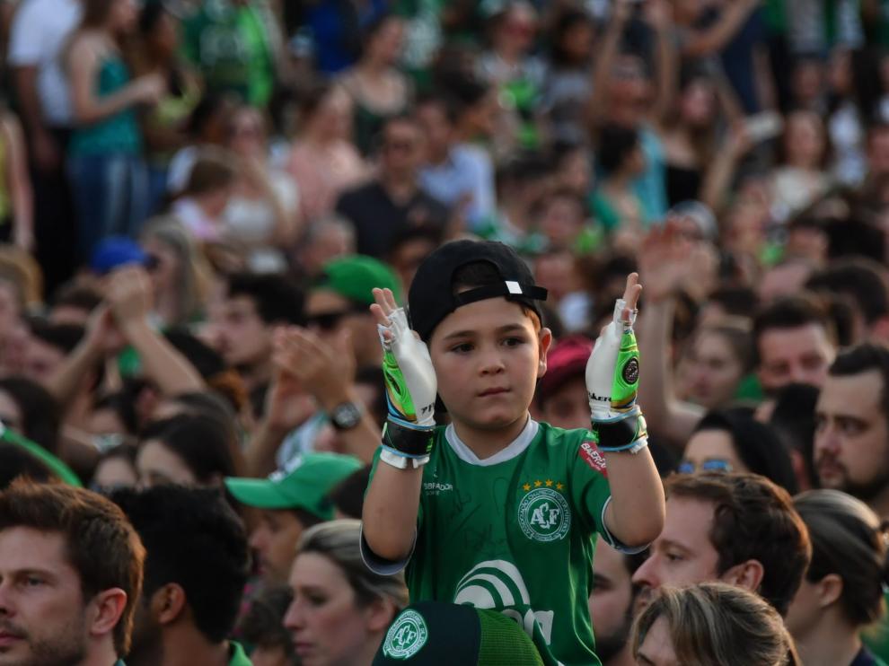 Los aficionados del Chapecoense rinden homenaje a las víctimas