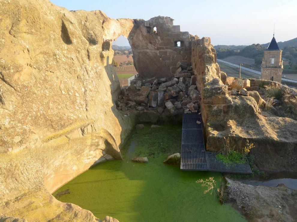 El muro derrumbado está junto a la peña Santa Margarita.