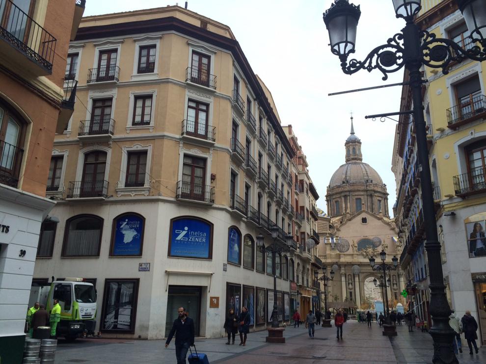 El edificio se ubica en la céntrica calle Alfonso de Zaragoza
