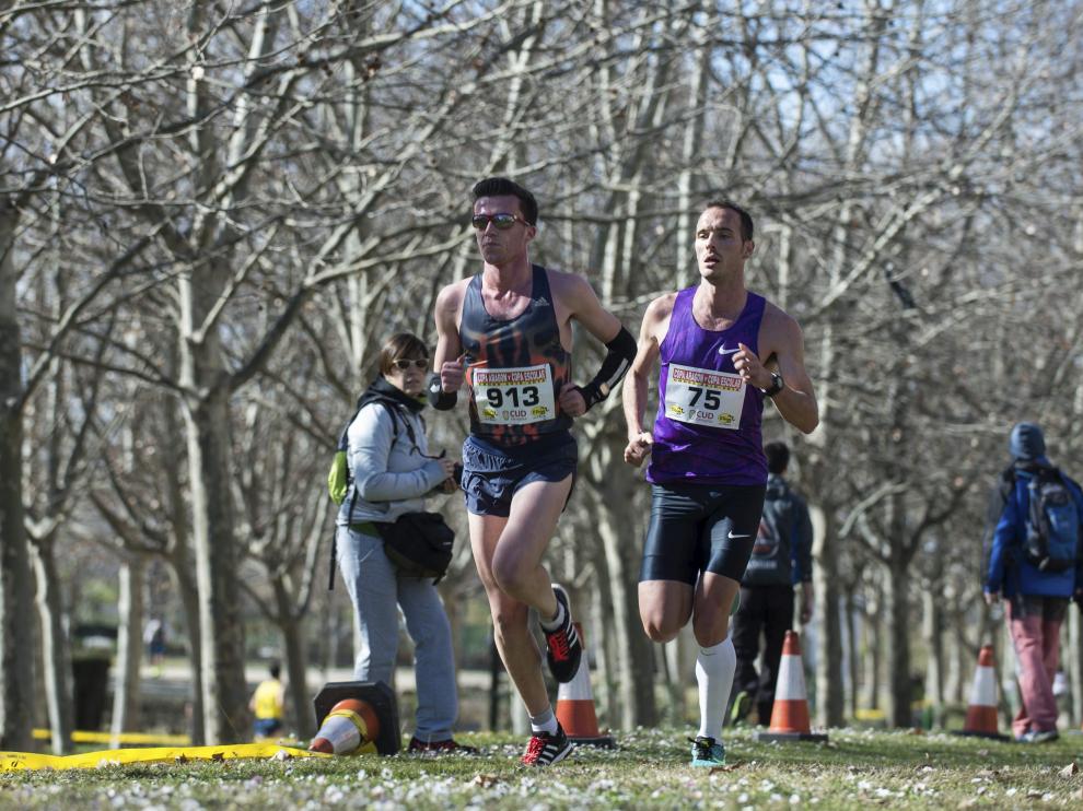 Carlos Mayo izquierda y Toni Abadía, en una carrera disputada el pasado febrero en Zaragoza.