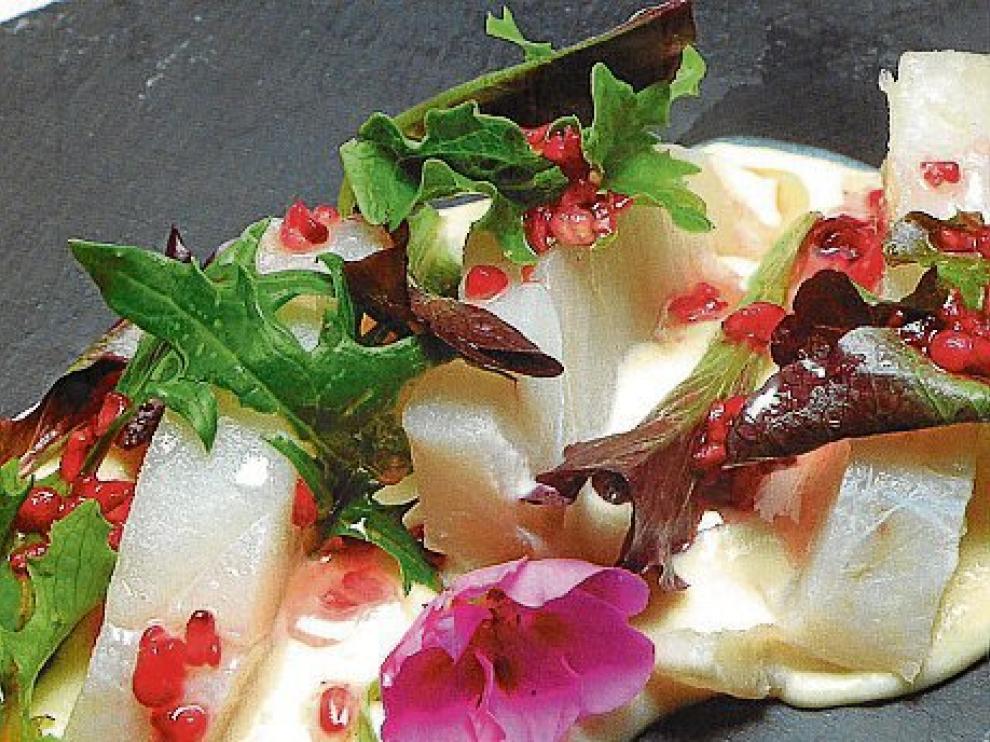 Ensalada de bacalao, parmentier de manzana y vinagreta de granadas.