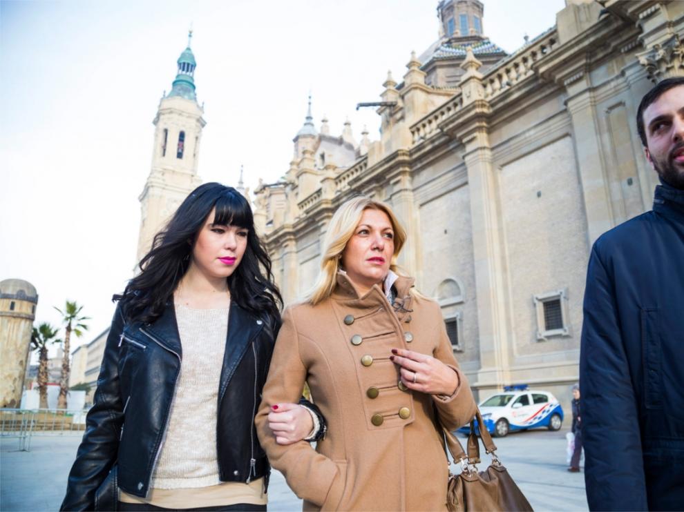 Marta García en el centro volvió a entrar al Pilar con su abogado y una familiar después de sufrir el atentado hace tres años