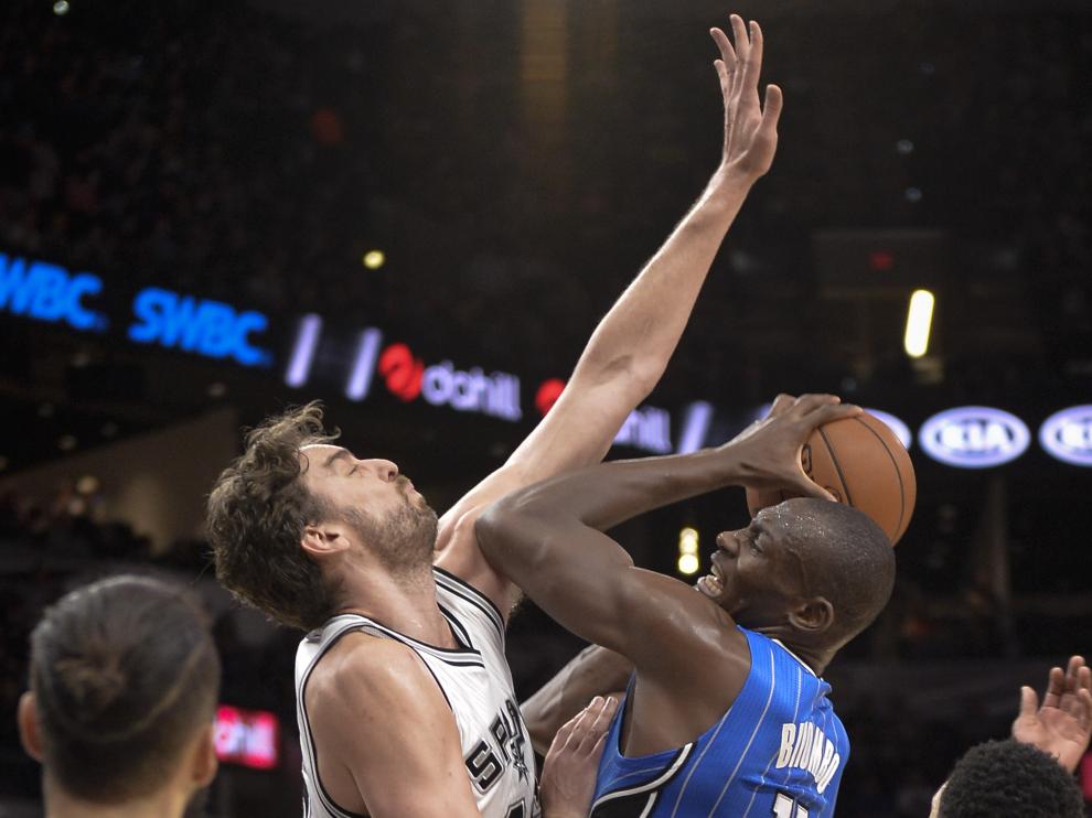 Pau Gasol ante Bismack Biyombo de Magic.