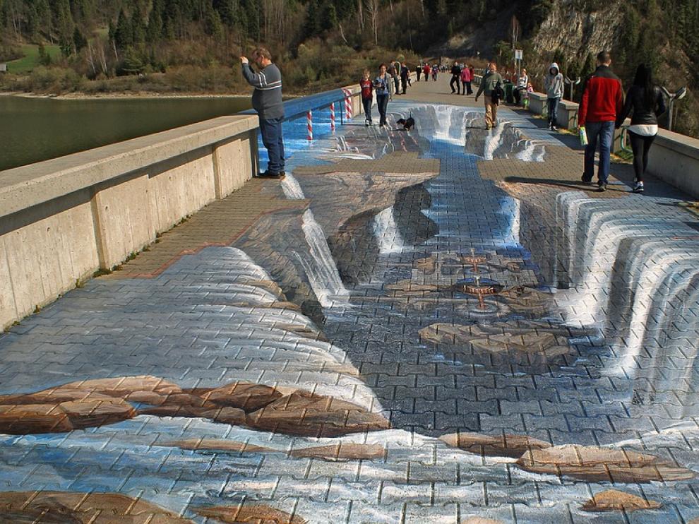 Arte callejero que evoca una ilusión óptica.
