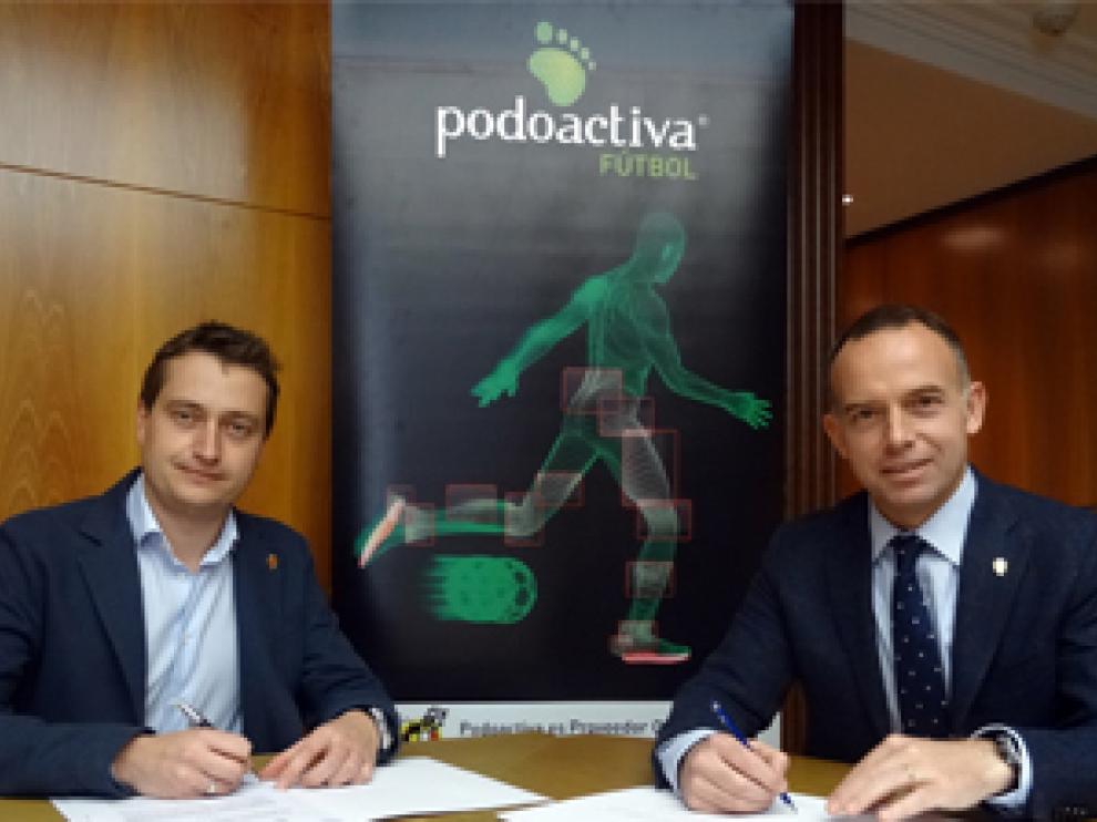 Momento de la firma del convenio.