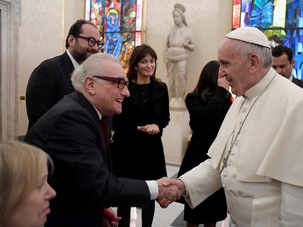 Martin Scorsese saluda al Papa Francisco durante una audiencia privada en el Vaticano.
