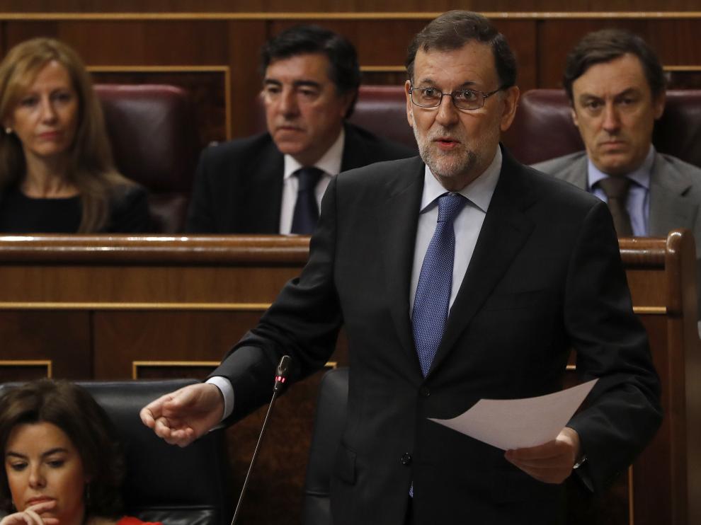 El presidente del Gobierno, Mariano Rajoy (d), durante su intervención en la sesión de control al Gobierno que se celebra hoy en el Congreso de los Diputados.