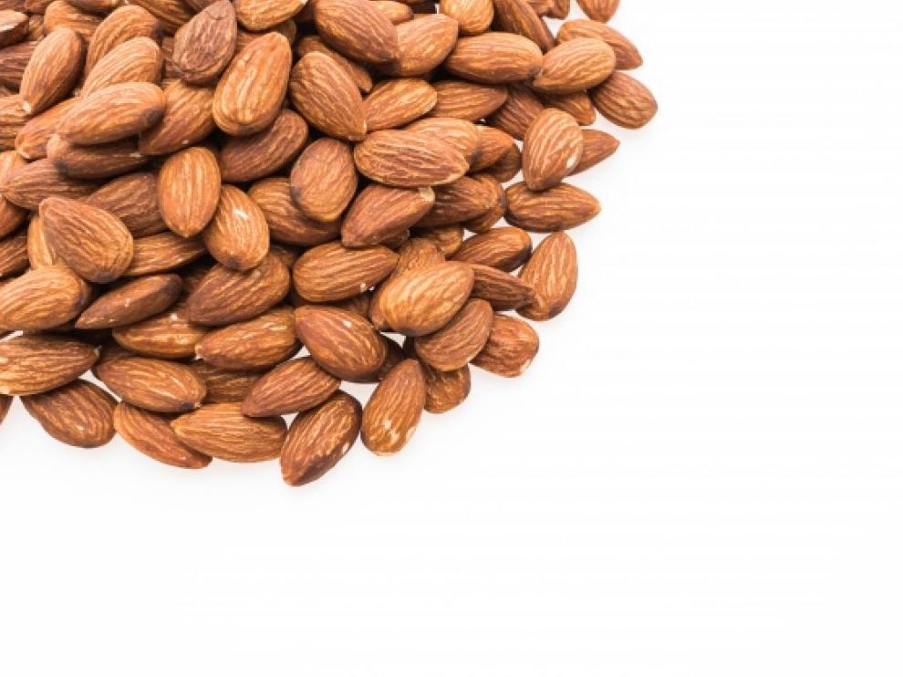 El aceite de almendra es uno de los mejores remedios caseros para lucir un pelo fuerte y suave.
