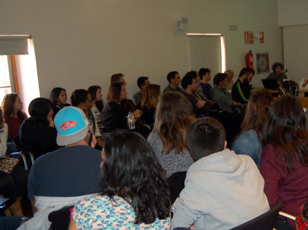La concejala Inés Andrés, en el primer encuentro 'Soria en construcción', junto a los jóvenes asistentes.