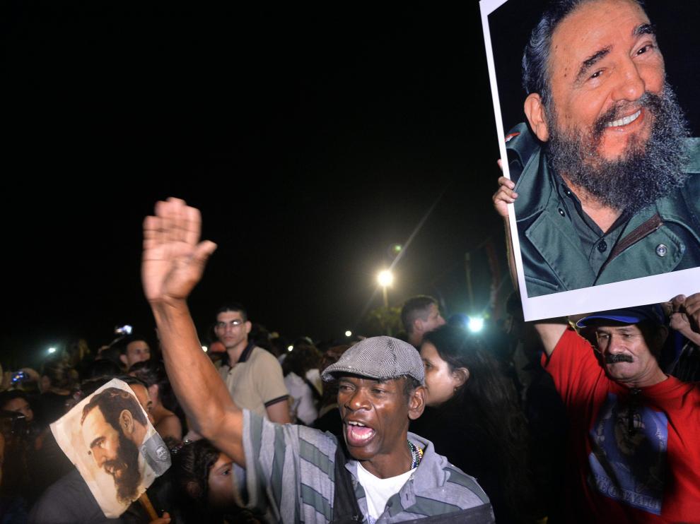Multitudes de cubanos salieron de sus casas para dar el último adiós al comandante, recibido con gritos de "¡Viva Fidel!".