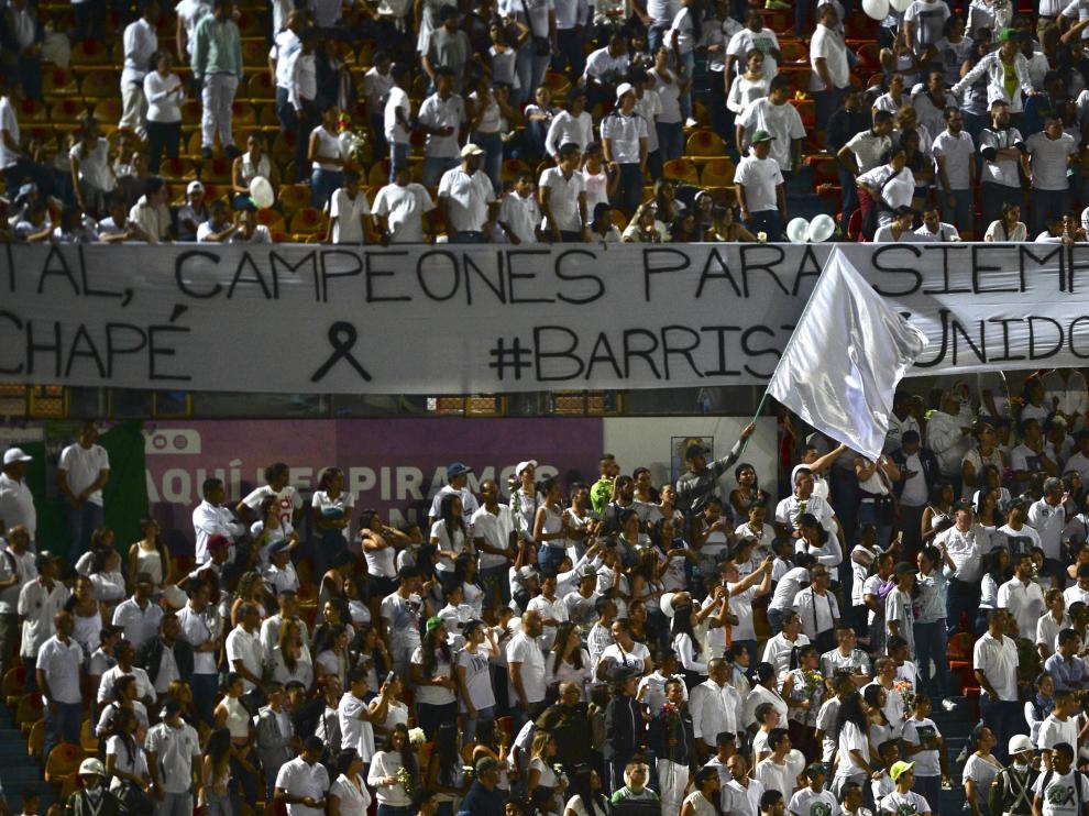 Un estadio Atanasio Girardot hasta la bandera rinde homenaje al Chapecoense