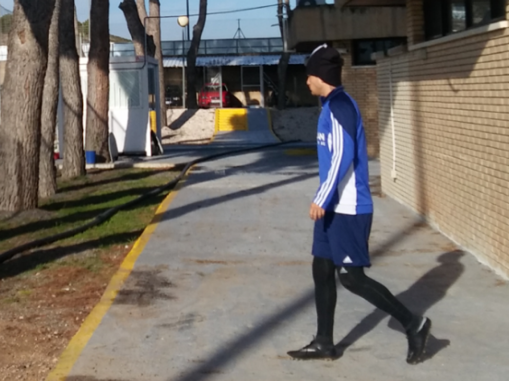 Popa, cubierto con un gorro, sale en solitario de la sala de vídeo en el entrenamiento de este jueves.