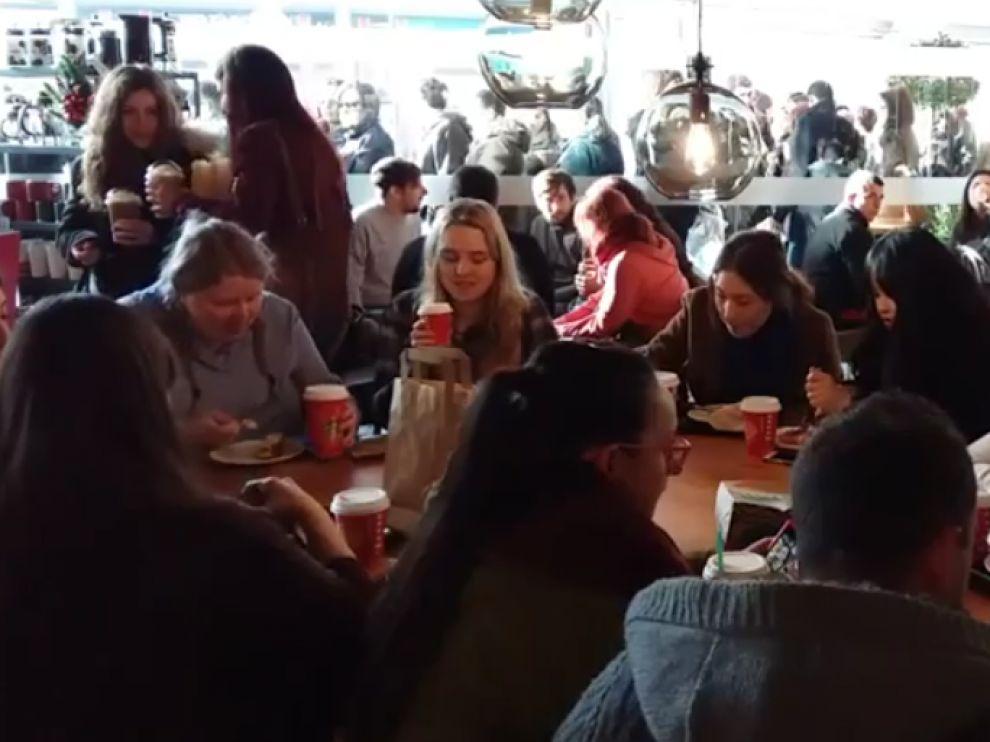 Primeros clientes del Starbucks de Puerto Venecia.