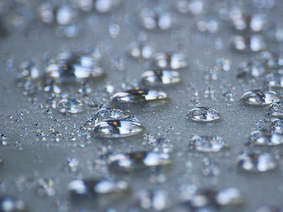 Nada más caer sobre una superficie de agua, las gotas se deslizan unos instantes sobre ella antes de hundirse