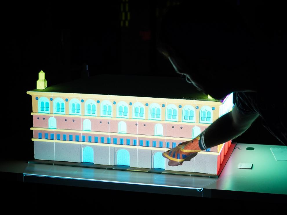 Maqueta iluminada con tecnologías de videomapping.